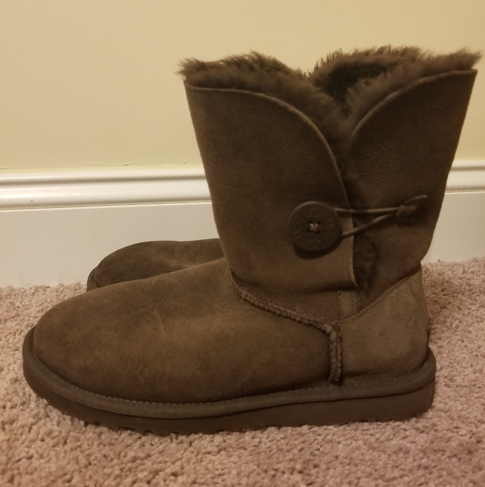 UGG Boots - Bailey Button - Sz 8